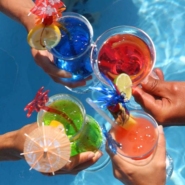 E se gustassimo un cocktail in piscina?