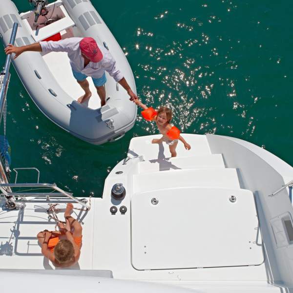 La poppa del catamarano facilmente accessibile