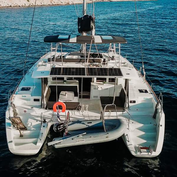 La poppa del catamarano facilmente accessibile
