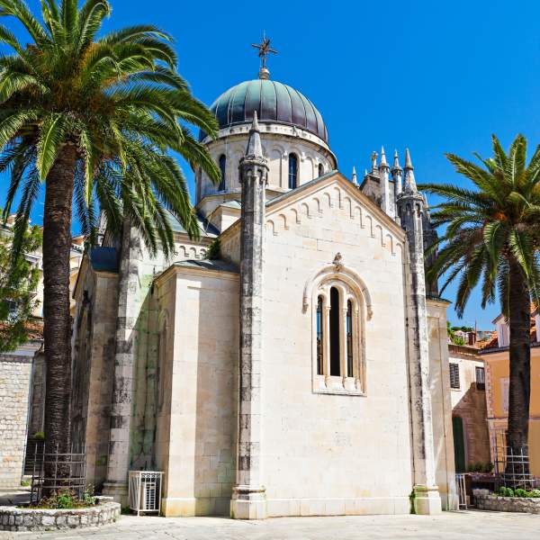 La chiesa San Michele d'Arcangelo situata nella città vecchia di Herceg Novi