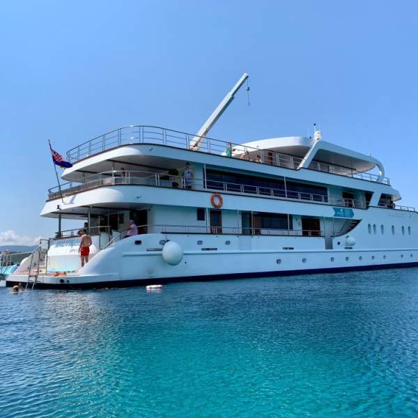 Navigate a bordo di una barca moderna ed accogliente