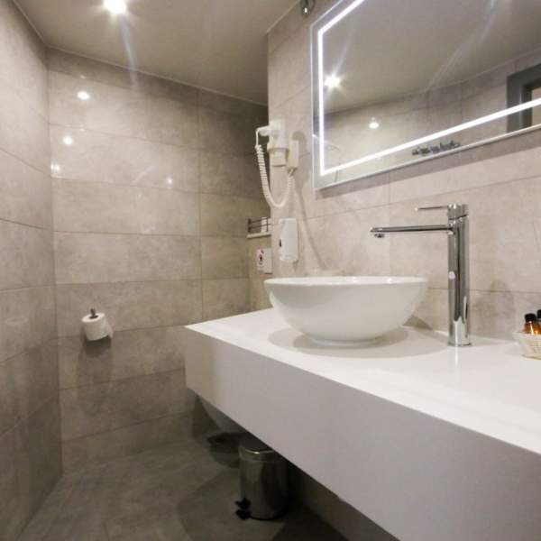 Un bagno spazioso