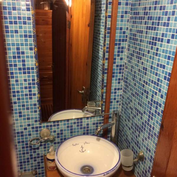 Un bagno con una decorazione raffinata
