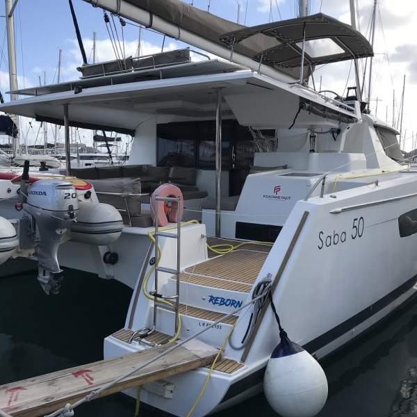 Lasciati tentare da questo comodo catamarano