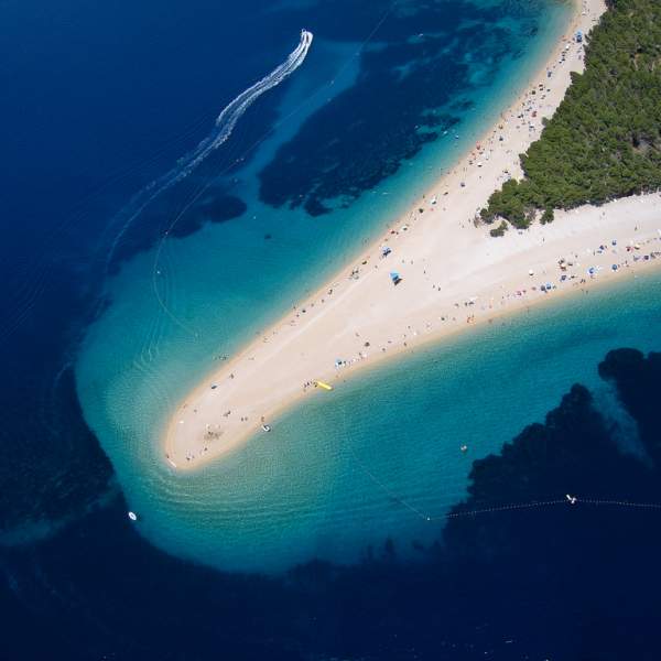 La spiaggia di Zlatni Rat