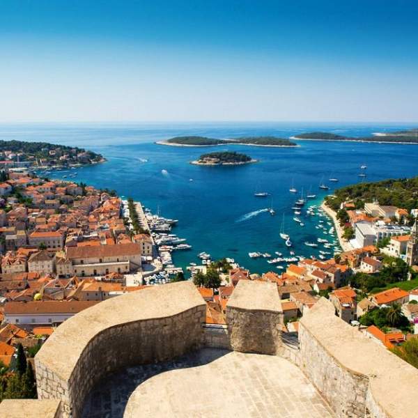 Visita la bella città di Komiza