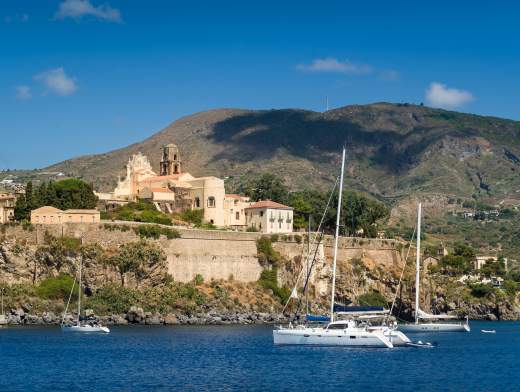 Le isole Eolie in catamarano
