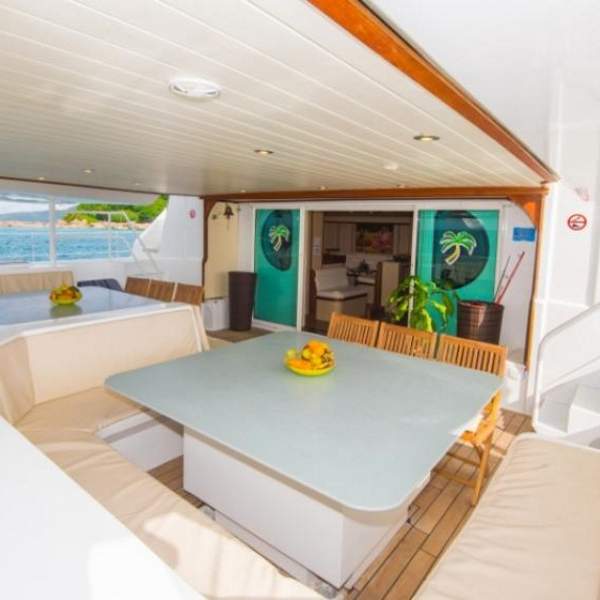 Una terrazza per mangiare insieme con vista sul mare