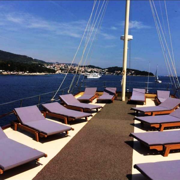 Distenditi sul sun-deck