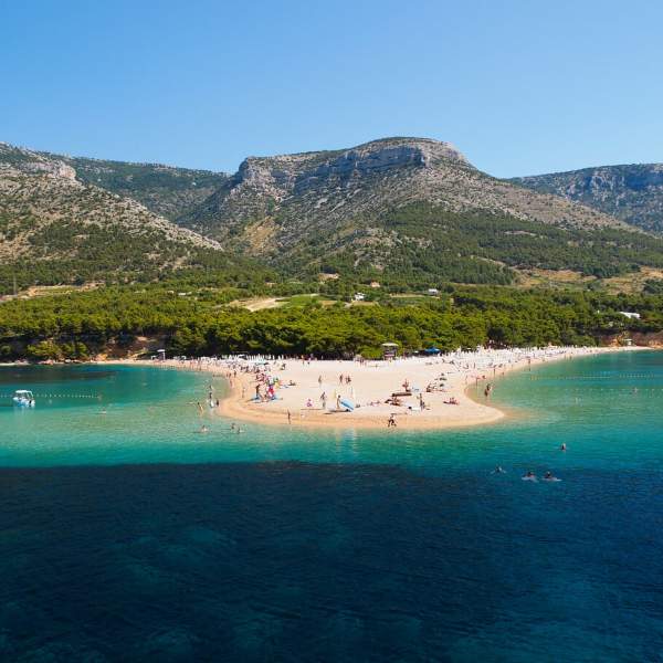 Sulla spiaggia di Zlatni Rat